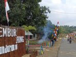 Sambut HUT RI Ke-78, Pemuda Warga RT 02 Desa Sukabanjar Percantik Lingkungan