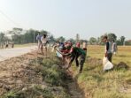 Babinsa Bersama Warga Desa Kalisari Gotong Royong Timbun Berem Badan Jalan