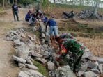 Babinsa Koramil 421-06/Natar Bersama Warga Desa Kalisari Gotong-royong Bangun Talud