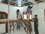 Serma Feri Agustian Bersama Warga Gotong-royong Renovasi Mushola Al’mukmin