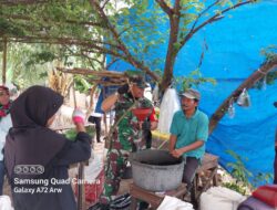 Babinsa Koramil 421-06/Natar Komsos Membuat Media Tanam Polybag