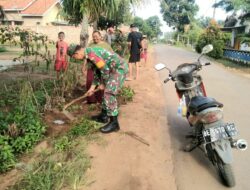 Manunggal dengan Rakyat, Koptu Eviyanto Gotong-royong Bersihkan Parit Jalan