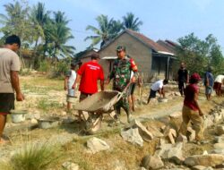 Antisipasi Pengikisan Tanah, Sertu Ayatul Bersama Warga Gotong-royong Buat Talud