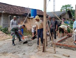 Pererat Kebersamaan, Serda Epus Gotong Royong Bangun Rumah Warga