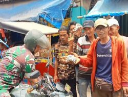 Jum’at Berkah, Serda Ahmad Anwar Bagikan Nasi Bungkus Ke Warga Kurang Mampu