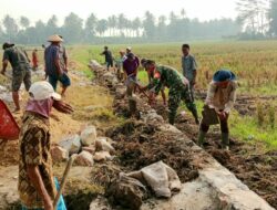 Sertu Heri Indarto Bersama Warga Bangun Talud Areal TPU Desa Kalisari