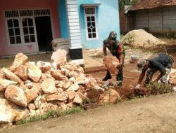 Wujud Kepedulian, Babinsa Bantu Warga Desa Rulung Helok Buat Talud