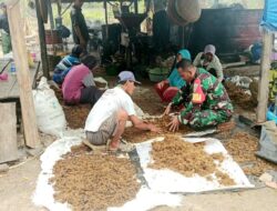 Sertu Heri Indarto Komsos Dengan Pelaku UMKM di Desa Kalisari
