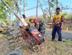Babinsa Koramil 421-06/Natar Bantu Petani Perbaiki Mesin Bajak