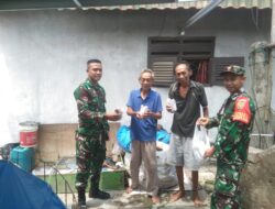 Jumat Berkah, Babinsa Bagikan Nasi Bungkus Ke Warga Pra Sejahtera