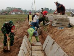 Ringankan Beban Petani, Sertu Heri Indarto Bantu Pembangunan Saluran Irigasi di Desa Kalisari 