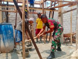 Manunggal dengan Rakyat, Babinsa Bantu Bangun Rumah Warga