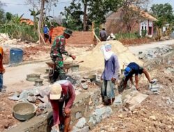 Babinsa Bersama Warga Desa Sidosari Gotong Royong Buat Drainase