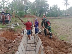 Babinsa Bantu Pembangunan Saluran Irigasi di Desa Kalisari