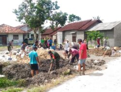 Babinsa Bersama Warga Gotong Royong Bangun Drainase dan Bersihkan Parit