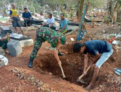 Peduli Warga, Babinsa Bantu Gali Liang Kubur