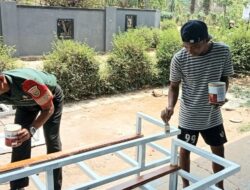 Berikan Motivasi, Babinsa Komsos Bantu Pengerajin Kursi Teras