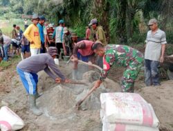 Babinsa Bersama Warga Desa Kalisari Gotong Royong Bangun Badan Jalan dan Talud Areal Pemakaman