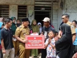 Rumahnya Roboh, Warga Desa Bulok Bersyukur Bupati Nanang Ermanto Datang dan Beri Bantuan