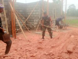 Wujud Kepedulian, Babinsa Bantu Timbun Tanah Urukan Bangunan Rumah Warga