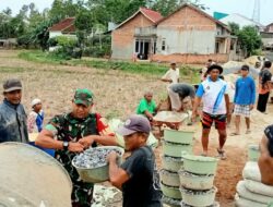Manunggal Dengan Rakyat, Babinsa Bantu Pembangunan Jalan Cor Beton