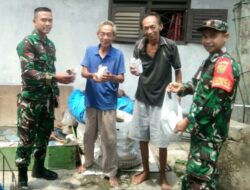 Jum’at Berkah, Babinsa Bagikan Nasi Bungkus Ke Warga Binaaan Yang Kurang Mampu