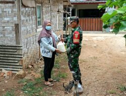 Peduli, Babinsa Berikan Sembako Kepada Warga Kurang Mampu