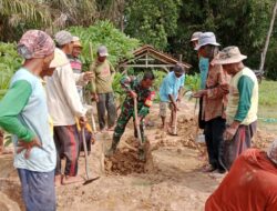 Peduli Warga, Babinsa Bantu Gali Liang Kubur
