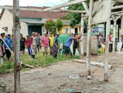 Khawatir Roboh, Babinsa Gotongroyong Robohkan Rumah Warga Untuk di Bangun Kembali