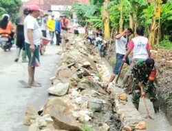 Babinsa Bersama Warga Gotong Royong Bangun Drainase dan Bersihkan Parit