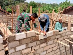 Manunggal Dengan Rakyat, Babinsa Bantu Bangun Rumah Warga