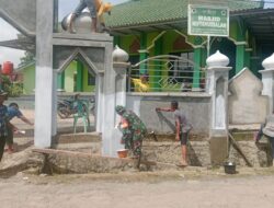 Babinsa Bersama Masyarakat Gotongroyong Bersihkan dan Cat Masjid Miftakhussalam
