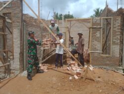Manunggal Dengan Rakyat, Babinsa Bantu Bangun Rumah Warga