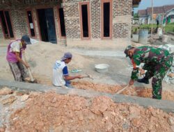 Wujud Kepedulian, Babinsa Bantu Buat Pondasi Pagar Bangunan Rumah Warga