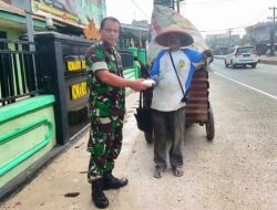 Jumat Berkah, Babinsa Koramil 421-06/Natar Bagikan Nasi Bungkus Ke Warga Tidak Mampu