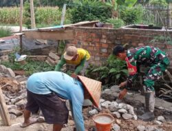 Bangun Keakraban dan Manunggal Dengan Rakyat, Babinsa Bantu Pembuatan Pondasi Rumah Warga