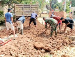 Bangun Keakraban, Babinsa Bantu Timbun Pondasi Bangunan Rumah Warga Binaan