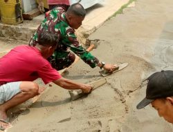 Percepat Pembangunan, Babinsa Koramil 421-06/Natar dan Warga Kompak Gotong Royong Cor Jalan