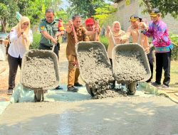 Dukung Pembangunan di Desa, Babinsa Hadiri Pembangunan Jalan Rabat Beton