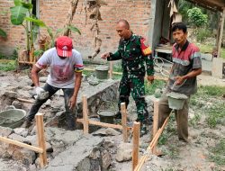 Bangun Keakraban, Babinsa Bantu Pembuatan Pondasi Rumah Milik Warga Binaan