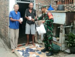 Jumat Berkah, Babinsa Koramil 421-06/Natar Bagikan Nasi Bungkus Ke Warga Tidak Mampu
