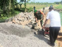 Manunggal Dengan Rakyat, Babinsa Gotong Royong Bangun Jembatan