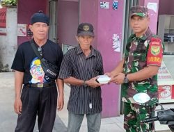 Jumat Berkah, Babinsa Koramil 421-06/Natar Bagikan Makan Siang Kepada Warga