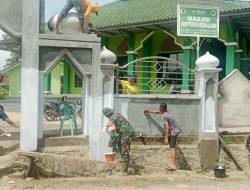 Peran Aktif, Babinsa Bersama Masyarakat Gotong Royong Bersihkan dan Cat Masjid