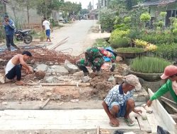 Manunggal Dengan Rakyat, Babinsa Bergotong Royong Bangun Gorong Gorong