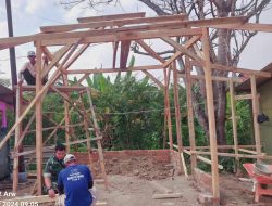 Kedekatan Nyata, Babinsa Koramil 421-06/Natar Bantu Bangun Rumah Kebun Warga Binaan