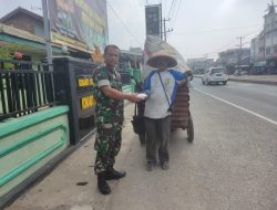 Jum’at Berkah, Babinsa Koramil 421-06/Natar Berbagi Makan Siang Kepada Warga Kurang Mampu
