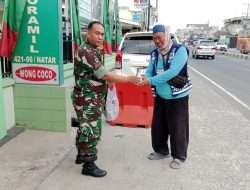 Jum’at Berkah, Babinsa Koramil 421-06/Natar Berbagi Makan Siang Kepada Warga Kurang Mampu