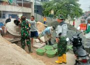 Kemanunggalan TNI-Rakyat, Babinsa Merak Batin Bersama Warga Gotong Royong Bangun Masjid