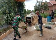 Dukung Percepatan Pembangunan, Babinsa dan Warga Kompak Gotong Royong Cor Jalan